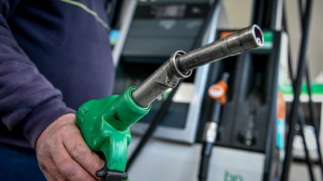 Ανάσα στα καύσιμα: Μειώνεται η τιμή του πετρελαίου και… επίδομα για όλους – Πώς εκδίδουν οι δικαιούχοι το Fuel Pass