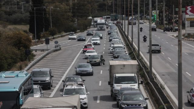 Αυξημένη η κίνηση στο εθνικό οδικό δίκτυο – Ανάσχεση στα διόδια Ελευσίνας
