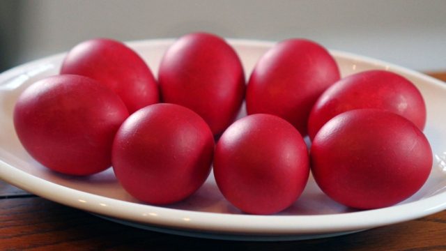 Αυτός είναι ο λόγος που βάφουμε τα αυγά κόκκινα την Μεγάλη Πέμπτη – Τι συμβολίζει;