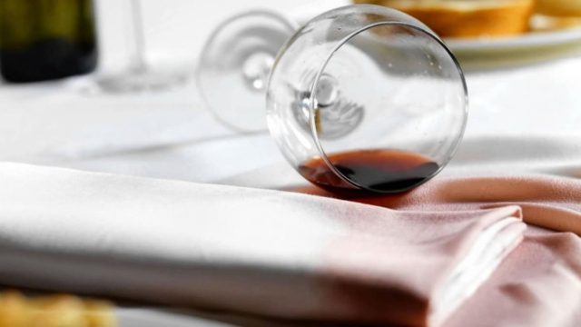 Έπεσε κρασί στα ρούχα; 6+1 έξυπνοι τρόποι για να εξαφανίσεις τον επίμονο λεκέ