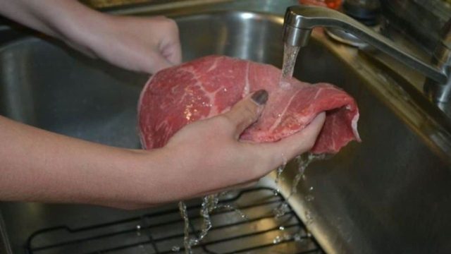 Ξεπλένετε το κρέας πριν το μαγειρέψετε; Μην το ξανακάνετε ποτέ!