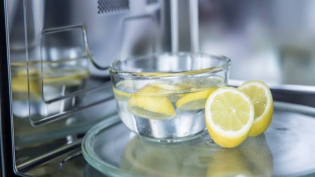 Μην ταλαιπωρείστε άλλο: Ένα λεμόνι είναι αρκετό για να καθαρίσετε τον φούρνο μικροκυμάτων