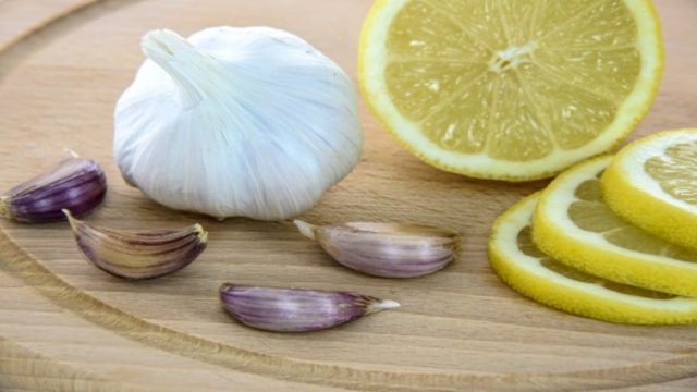 Δε πίστευε στα μάτια της: Έβαλε σκόρδο και λεμόνι στα πόδια της και έδωσε τέλος στην ταλαιπωρία!