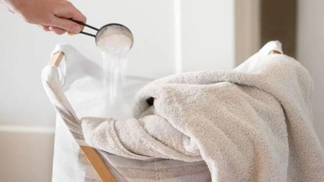Το απόλυτο μυστικό της γιαγιάς Δήμητρας: Έτσι θα κάνετε τα λευκά ρούχα λευκότερα με ξύδι