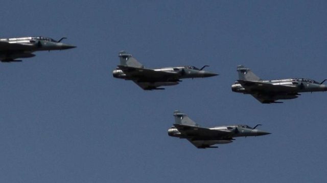 Γιατί πέταξαν μαχητικά αεροσκάφη πάνω από την Αθήνα το μεσημέρι της Τρίτης (5/4);