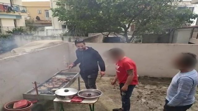 Ο «καλός ψήστης» Μάνος Δασκαλάκης! 17 μέρες από το θάνατο της Μαλένας ο 30χρονος πατέρας έψηνε ανέμελος το Πάσχα μαζί με φίλους (Video)