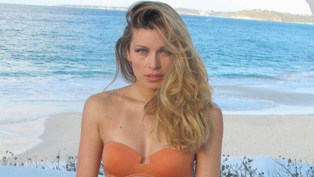 Κορμάρα η Μαριέττα Χρουσαλά: Αρετουσάριστη φωτογραφία της με μαγιό & η πίσω όψη