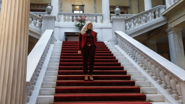 «Κάγκελο» όλοι με την Μαρίνα Παρούλη: Το ροζ φόρεμα γεμάτο πούπουλα που έκανε θραύση