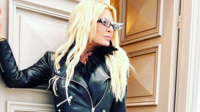 Τα “έσπασε” σε βραδινή έξοδο η Μαρίνα Πατούλη: Με ροζ τούλινο φόρεμα και μαύρες δερμάτινες μπότες