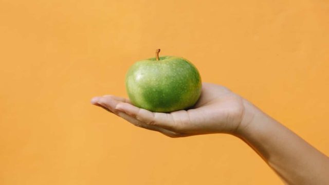 Έβαλε μαγειρική σόδα στα φρούτα και απαλλάχτηκε από ένα πρόβλημα που απασχολεί όλους μας