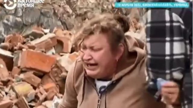 Πόλεμος στην Ουκρανία – Κίεβο: Συγκλονίζει η μητέρα που αναγνώρισε τη σορό του γιου της από τα παπούτσια (video)