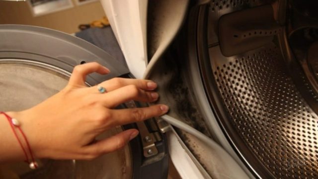 Τι είπες τώρα; Με αυτόν τον απίθανο τρόπο το σκόρδο βοηθά στην απομάκρυνση της μούχλας από το πλυντήριο!