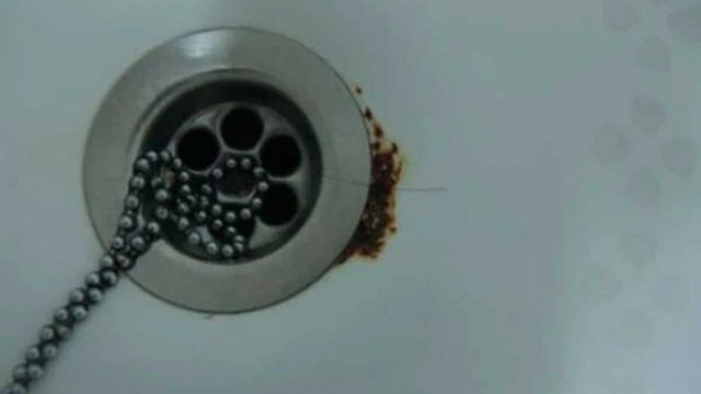 Υπολείμματα από σκουριά στη μπανιέρα; Ξεφορτωθείτε τα με αυτόν τον απλό τρόπο!