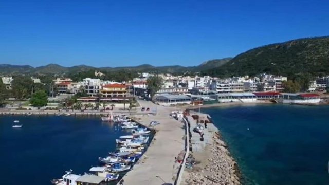 Θυμίζει νησί: Η παραλία δίπλα στην Αθήνα που είναι ιδανική για οικογένειες!