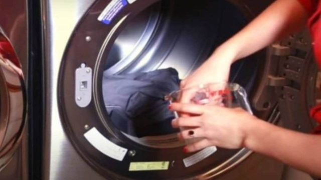 Το κόλπο του αιώνα: Απαλλάχτηκε από το μαρτύριο για πάντα ρίχνοντας παγάκια στο πλυντήριο ρούχων!