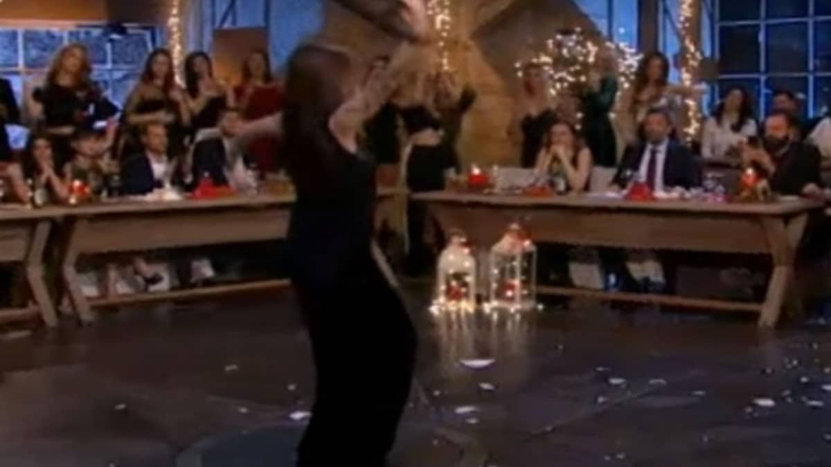 Έκανε την πίστα «γης Μαδιάμ»: Το κολασμένο τσιφτετέλι πασίγνωστης τραγουδίστριας που άφησε τους πάντες άναυδους