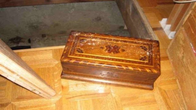 Δεν είχαν ιδέα ότι για χρόνια είχαν στο σπίτι τους αυτό το ξεχασμένο κουτί του παππού – Όταν το άνοιξαν κοκάλωσαν