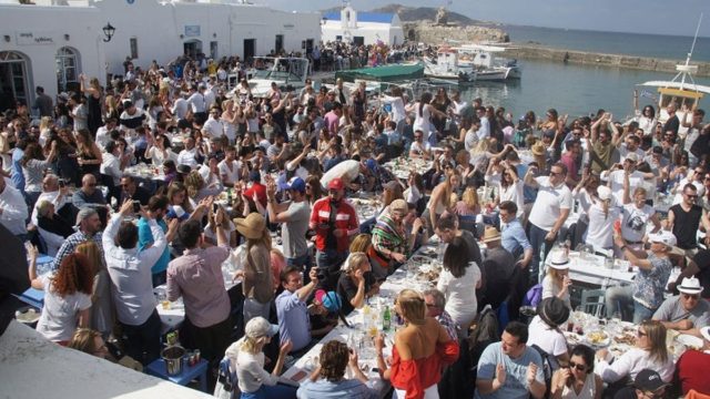 Η φωτογραφία της ημέρας: “Πνίγηκε” η Πάρος για το Πάσχα…