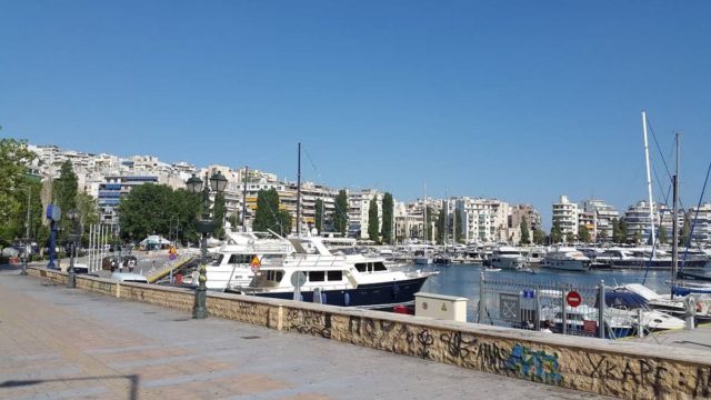 Η φωτογραφία της ημέρας: Κυριακάτικη βόλτα στο Πασαλιμάνι