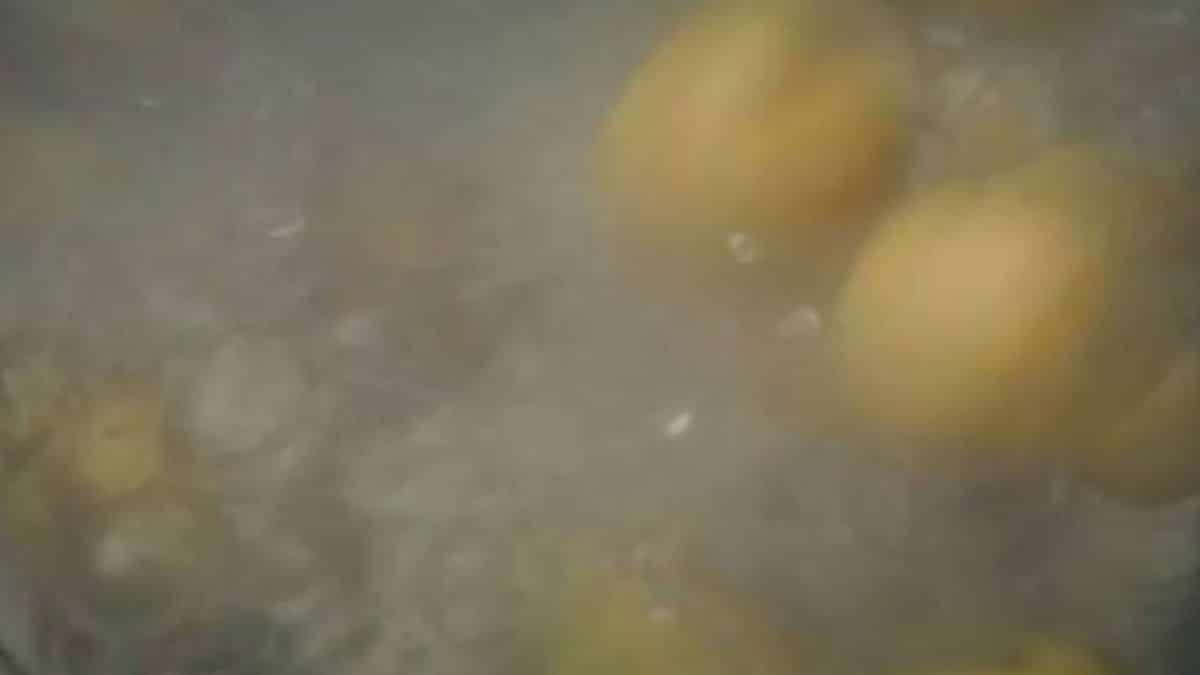 Βάζετε τις πατάτες σε νερό που βράζει; Σταματήστε το αμέσως!