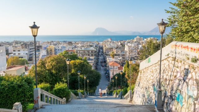 Η φωτογραφία της ημέρας: Πρωινό στις σκάλες της Αγίου Νικολάου στην Πάτρα