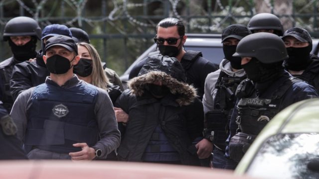 Νεκρά παιδιά στην Πάτρα: Δέκα διαφορετικές εκδοχές της οικογένειας για το πανάκι της Ίριδας – Οι απίστευτες αντιφάσεις (Video)