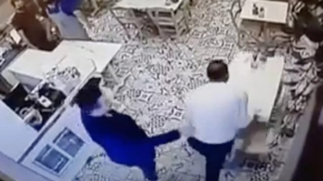Θεσσαλονίκη – Τα έκαναν… γης μαδιάμ σε πατσατζίδικο: Χαμός με τα πιστοποιητικά – Αναποδογύρισαν καρέκλες και τραπέζια (video)