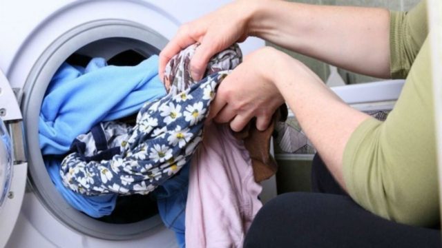 Δεν τα γνώριζε κανείς: 6 μυστικά για να βγαίνουν τα ρούχα σας από το πλυντήριο σαν σιδερωμένα