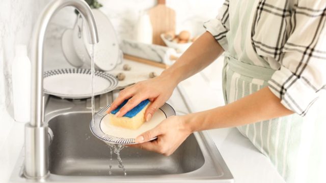 Τόσο καιρό δεν το έκανες σωστά: Τα 6 λάθη που κάνεις όταν πλένεις τα πιάτα