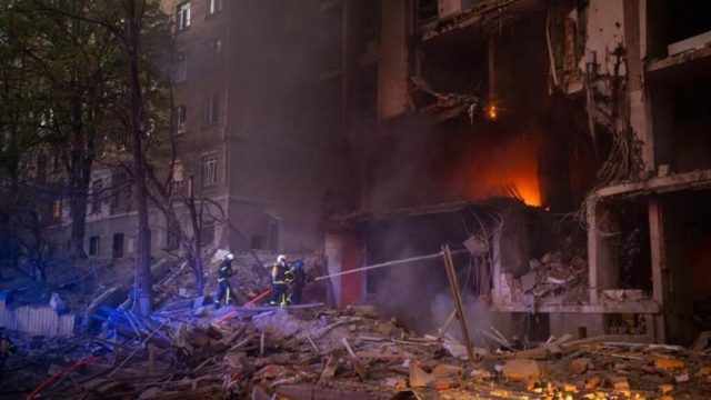 Πόλεμος στην Ουκρανία: Ρωσικοί βομβαρδισμοί σε Οδησσό και Μικολάιφ – Η Μόσχα απέρριψε τη διεξαγωγή διαπραγματεύσεων για την Αζοφστάλ (Video)