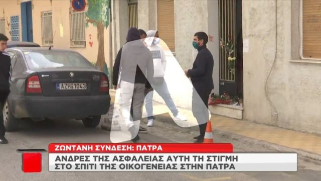 Νεκρά παιδιά στην Πάτρα: Η στιγμή που εξοργίζει – Η Δήμητρα Πισπιρίγκου πετάει ενοχλημένη τα λουλούδια που άφησαν για τα τρία αγγελούδια (video)