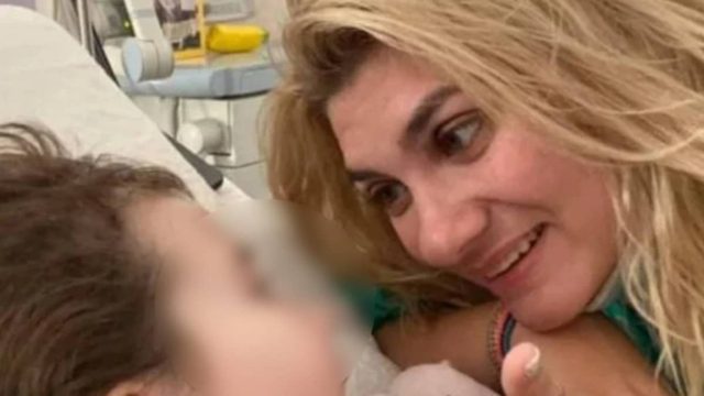 «Θάβει» την Ρούλα Πισπιρίγκου η Daily Mail: «Μητέρα χαμογελά δίπλα στο παιδί της πριν του δώσει θανατηφόρα δόση κεταμίνης»