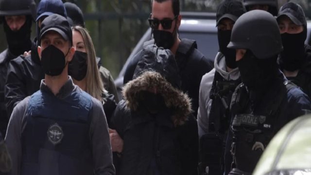 Ρούλα Πισπιρίγκου: Έφτασε στην Ευελπίδων για να απολογηθεί! Με κουκούλα, αλεξίσφαιρο και σκυμμένο κεφάλι – Αποδοκιμάστηκε άγρια από τον κόσμο
