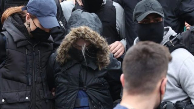 Προκλητική Ρούλα Πισπιρίγκου: Χαμογελαστή στη διαδρομή για Αθήνα – Σε ποιο σημείο της είπαν ότι συλλαμβάνεται και πώς αντέδρασε (video)