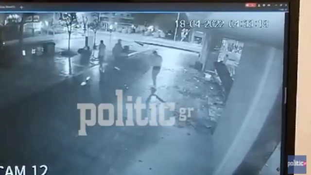 Θρίλερ στην Καλαμαριά: Αυτοκίνητο «καρφώθηκε» σε βιτρίνα καταστήματος μετά από κόντρες (video)