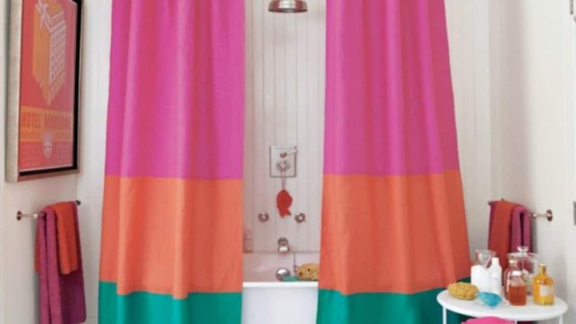 Μουχλιάζει με το παραμικρό από την υγρασία: Έτσι θα καθαρίσετε άψογα την κουρτίνα του μπάνιου