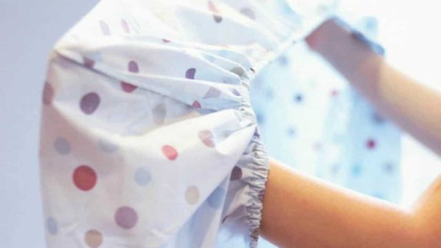 Δυσκολευόσουν κι εσύ; Εδώ σε έχουμε: Ο εύκολος τρόπος να διπλώνεις τα σεντόνια με λάστιχο!