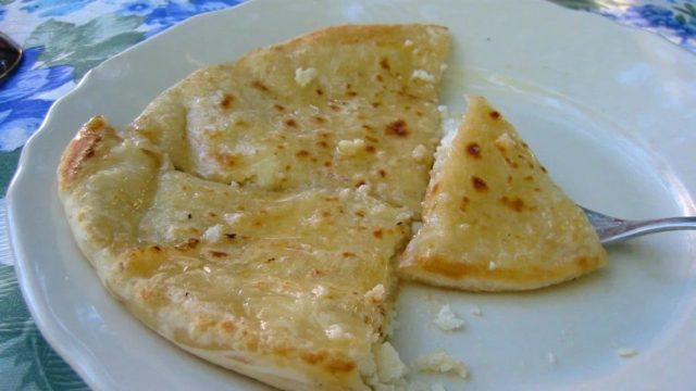 Λαχταριστή συνταγή για σφακιανή πίτα – Το μυστικό κρύβεται στο τυρί και το…