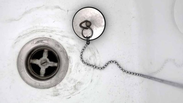 Πήρε μαγειρική σόδα με ξύδι για το βουλωμένο σιφόνι της μπανιέρας – Το αποτέλεσμα; Απίθανο!