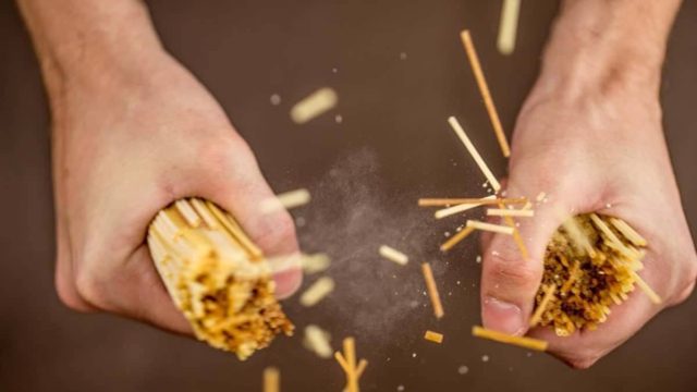 Σπάτε τα μακαρόνια πριν το βράσιμο; Αυτός είναι ο λόγος που δεν πρέπει να το κάνετε ποτέ!