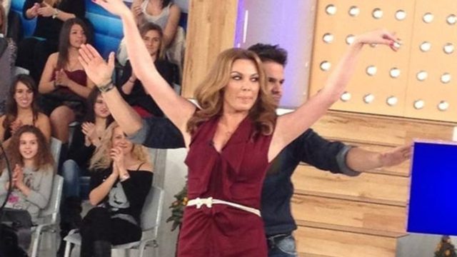 Έδωσε «ρέστα» η Τατιάνα Στεφανίδου: Το «καυτό» τσιφτετέλι της που προκάλεσε πανικό στο πλατό!