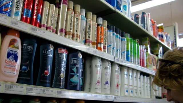 Τελείωσε το αφρόλουτρο; Αυτό θα συμβεί στο σώμα σας αν χρησιμοποιήσετε σαμπουάν