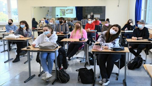 Πάσχα 2022: Πότε ανοίγουν τα σχολεία και ποια μέτρα κατά του κορωνοϊού θα ισχύουν ακόμη (video)