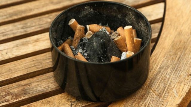 Αυτα είναι τα 5 έξυπνα κόλπα για πάψει να βρωμάει τσιγαρίλα το σπίτι και το γραφείο σας