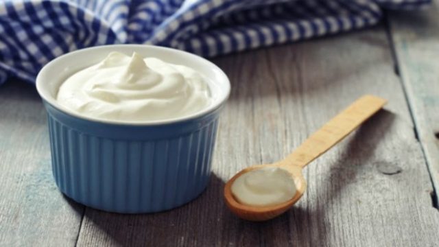 Ένα μικρό… θαύμα στο ψυγείο μας: Ληγμένο γιαούρτι – 3 φανταστικές χρήσεις του στο σπίτι