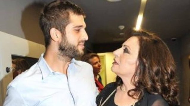 Παράδειγμα μητέρας η Χάρις Αλεξίου: «Δεν με ένοιαζε ποτέ ότι είμαι υιοθετημένος – Είχα τόση αγάπη…»