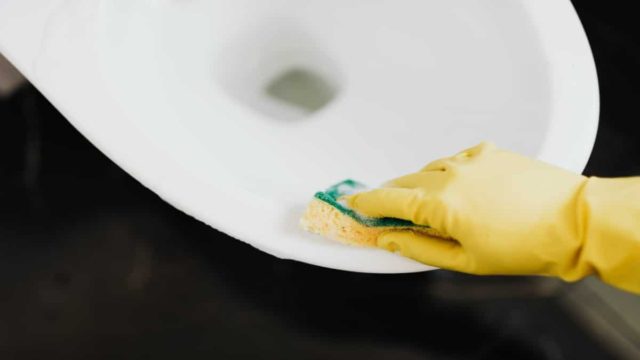 Έριξε υγρό πιάτων μέσα στη λεκάνη της τουαλέτας και απαλλάχτηκε από ένα πρόβλημα που παιδεύει πολύ κόσμο