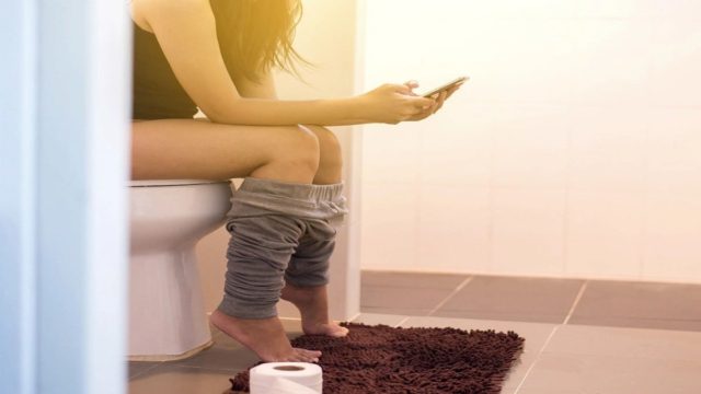 Δεν είχαμε ιδέα: Αυτός είναι ο λόγος που δεν πρέπει να παίρνετε το κινητό στην τουαλέτα