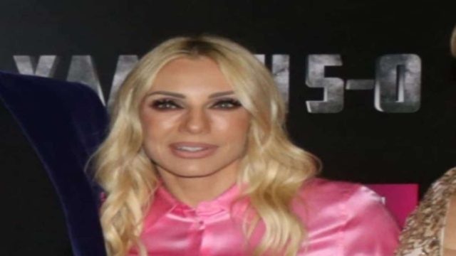 Έλενα Τσαβαλιά: Εμφανίστηκε με μίνι μαύρη φούστα, αλλά όλοι κοιτούσαν το πρόσωπο του Σεφερλή!