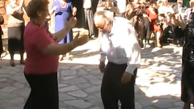 Το λέει η περδικούλα τους: 100 χρονών παππούς και γιαγιά χορεύουν τσιφτετέλι και γίνονται viral